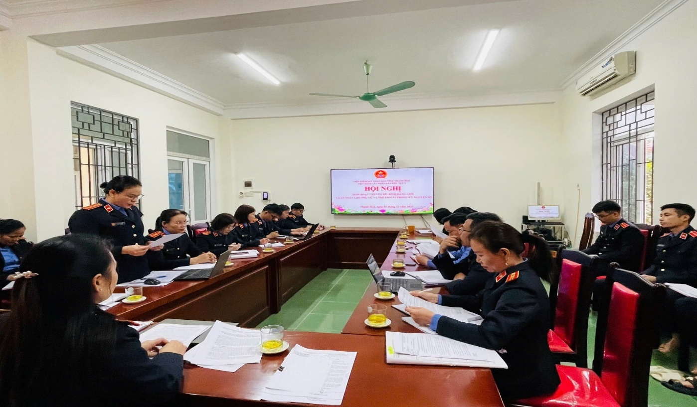 Ảnh: Toàn cảnh buổi sinh hoạt chuyên đề về bình đẳng giới và an toàn cho phụ nữ và trẻ em trong kỷ nguyên số tại VKSND khu vực 6 - Thanh Hoá