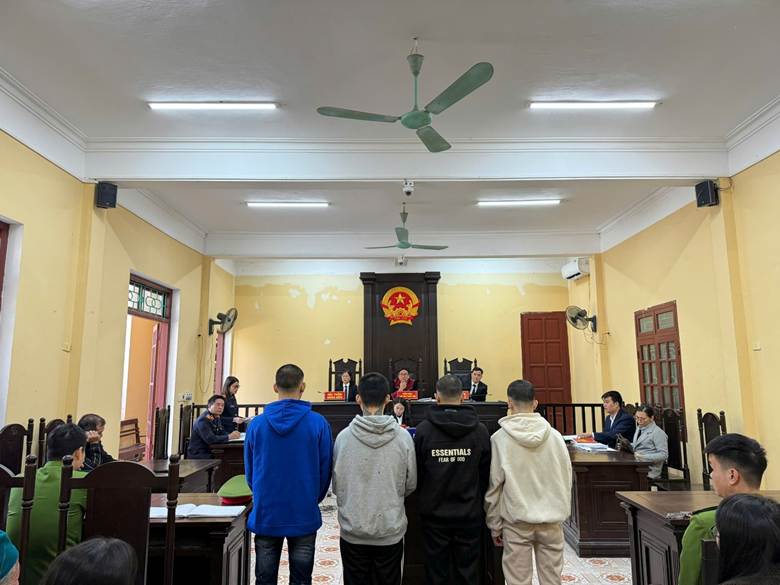 Ảnh: Kiểm sát viên Viện KSND khu vực 11 - Thanh Hoá phát biểu luận tội tại phiên toà