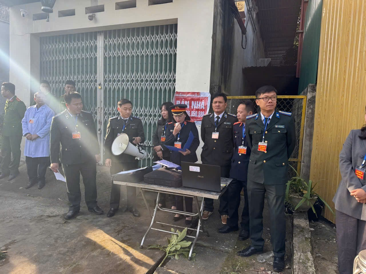 Ảnh: Kiểm sát viên VKSND khu vực 12 - Thanh Hoá kiểm sát cưỡng chế THADS