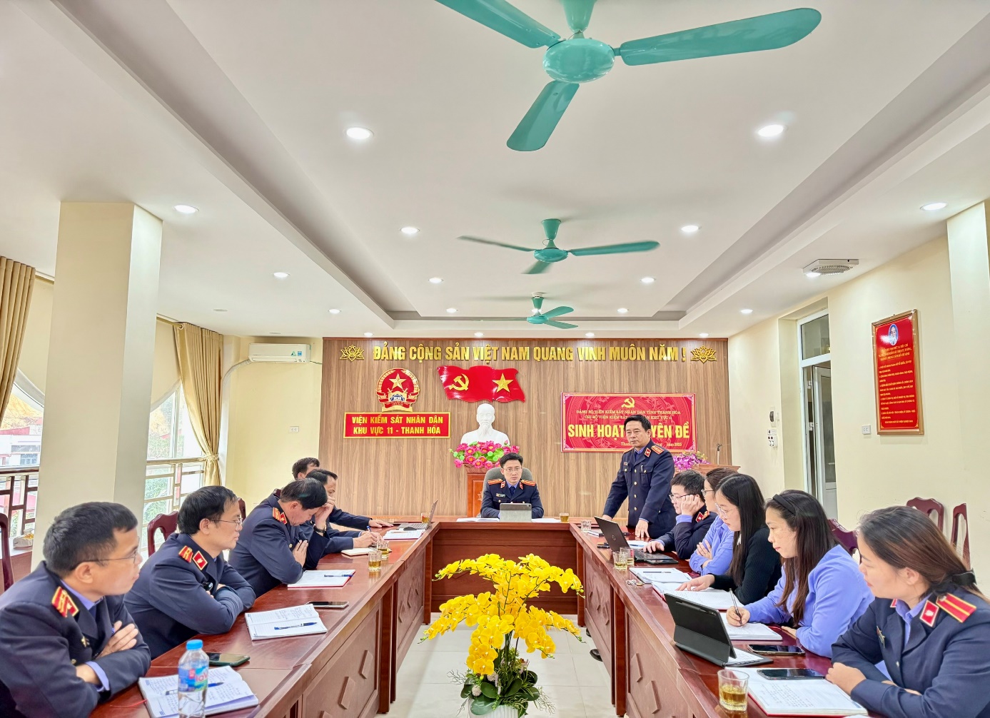 Ảnh: Đồng chí Lê Hữu Nam, Chi ủy viên, Phó Viện trưởng VKSND khu vực 11 phát biểu ý kiến tại Hội nghị