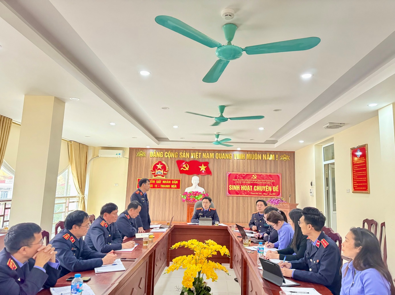 Ảnh: Đồng chí Phạm Minh Lượng, Phó Bí thư Chi bộ, Phó Viện trưởng VKSND khu vực 11 góp ý kiến vào báo cáo tổng kết