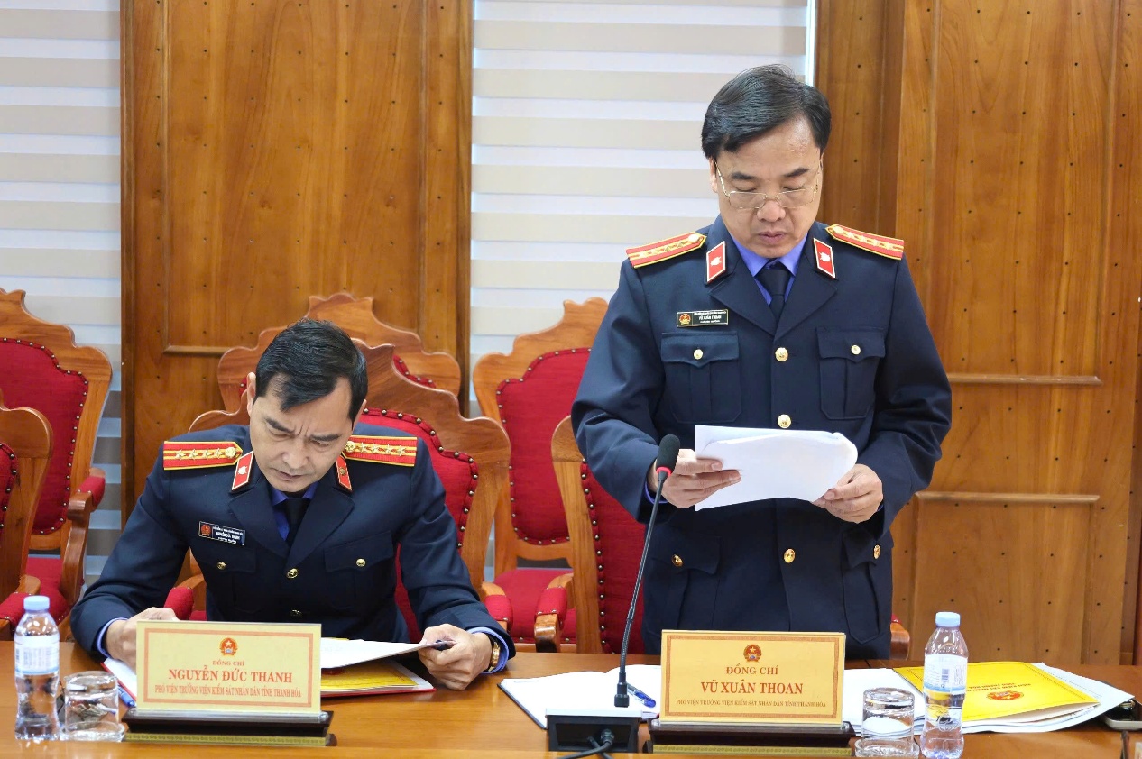 Ảnh: Đồng chí Vũ Xuân Thoan, Phó Bí thư Đảng ủy, Phó Viện trưởng VKSND tỉnh trình bày dự thảo Báo cáo