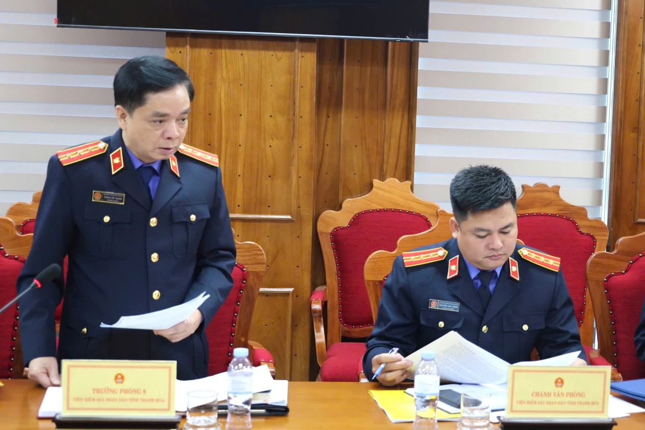 Ảnh: Đồng chí Hoàng Việt Quang, Ủy biên BCH Đảng bộ, Bí thư Chi bộ Phòng 8 VKSND tỉnh phát biểu thảo luận tại Hội nghị