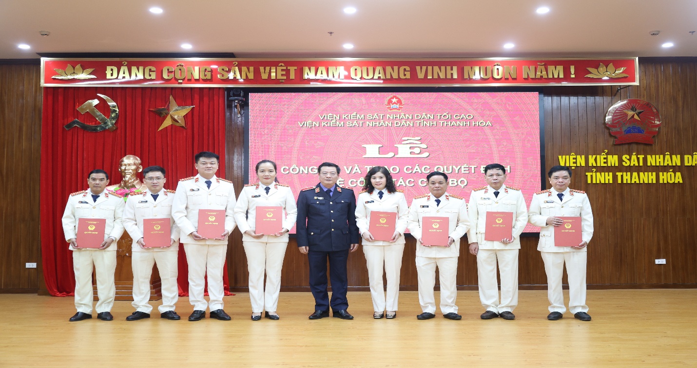 Ảnh: Đồng chí Trần Thế Kính, Tỉnh ủy viên, Bí thư Đảng ủy, Viện trưởng VKSND tỉnh trao quyết định cho các đồng chí Trưởng các phòng trực thuộc VKSND tỉnh, Viện trưởng VKSND khu vực