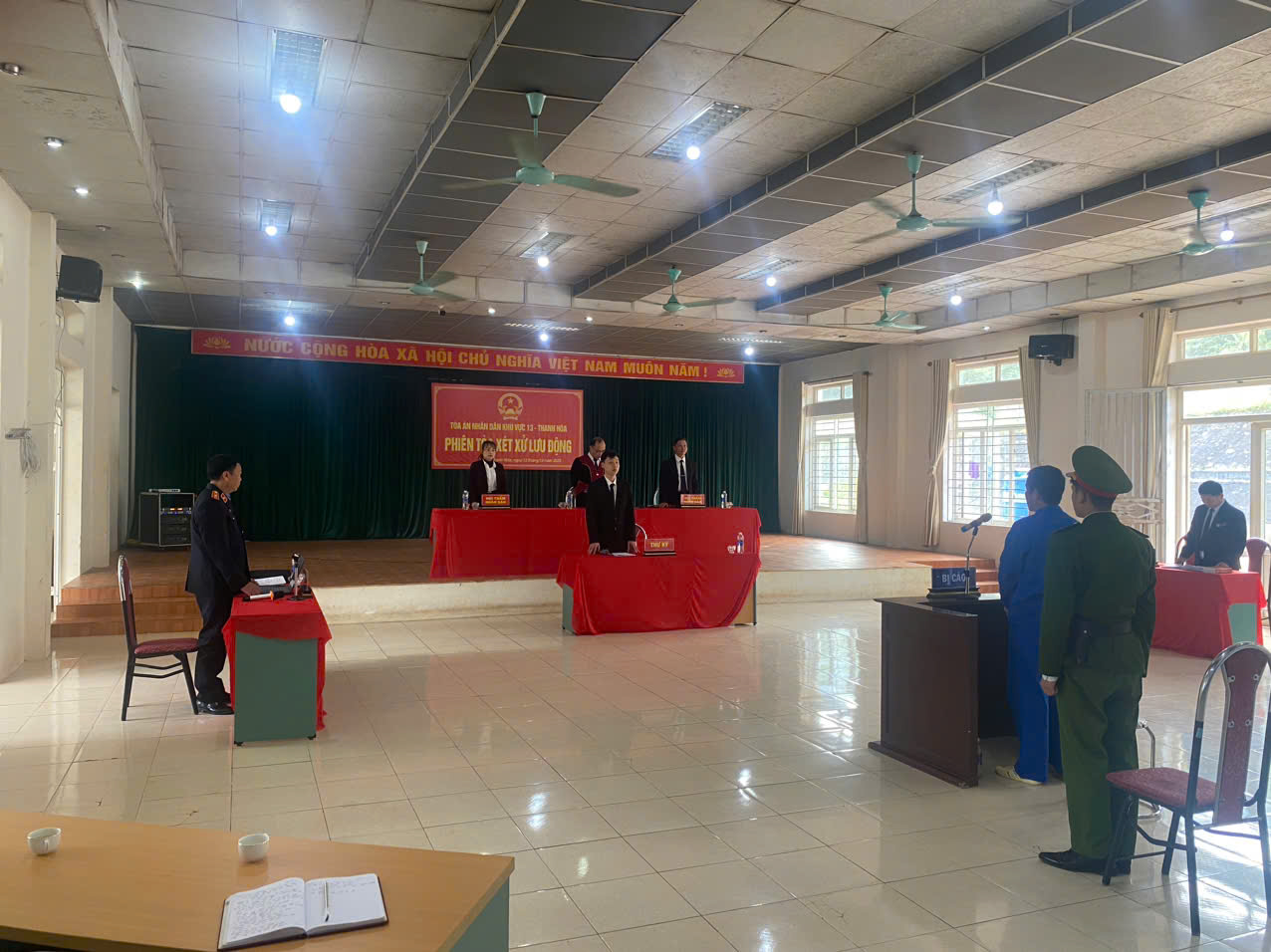 Ảnh: Kiểm sát viên VKSND khu vực 13 - Thanh Hóa thực hành quyền công tố và kiểm sát xét xử tại phiên tòa