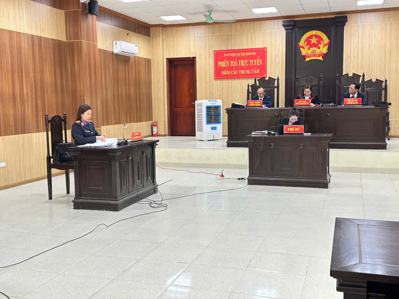 Ảnh: Kiểm sát viên kiểm sát việc tuân theo pháp luật tại phiên tòa xét xử phúc thẩm vụ án kinh doanh thương mại