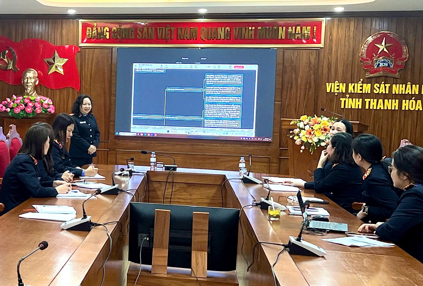 Ảnh: Các đồng chí trong phòng trao đổi quan điểm giải quyết vụ án