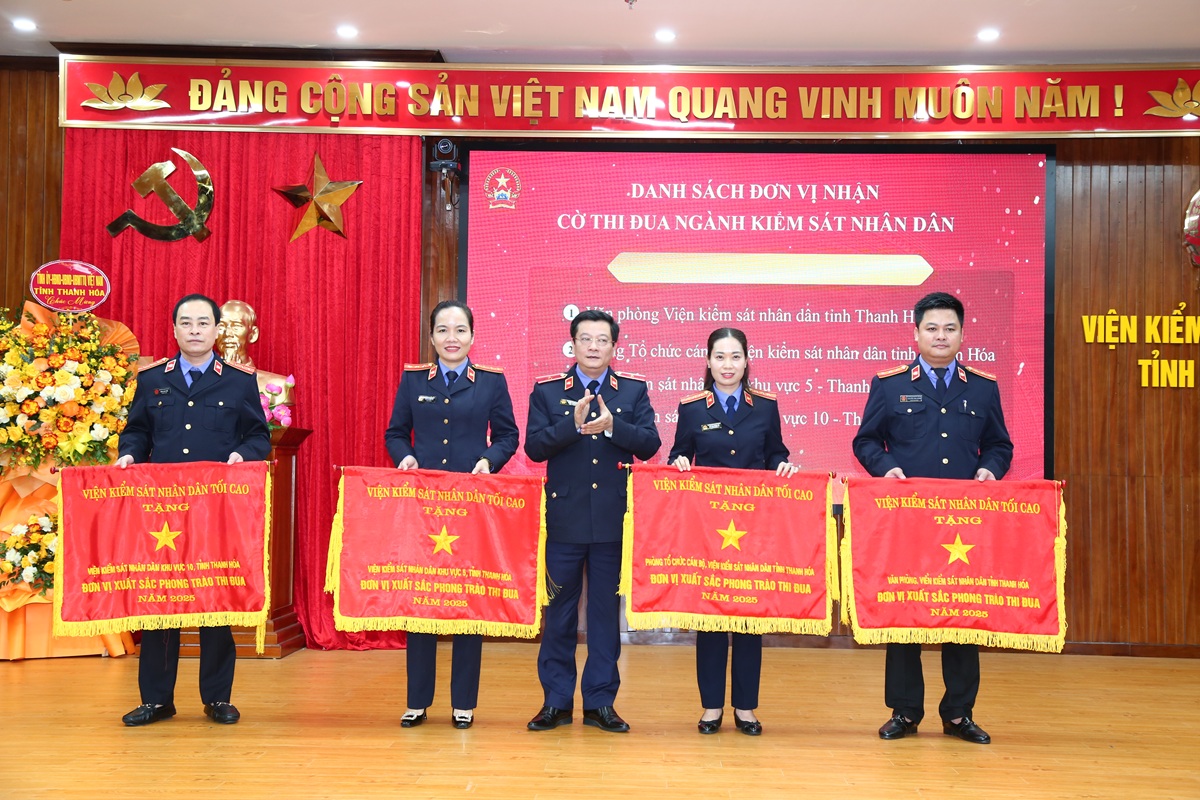 Ảnh: Đồng chí Trần Thế Kính, Viện trưởng VKSND tỉnh Thanh Hóa  trao Cờ thi đua ngành Kiểm sát nhân dân cho các tập thể