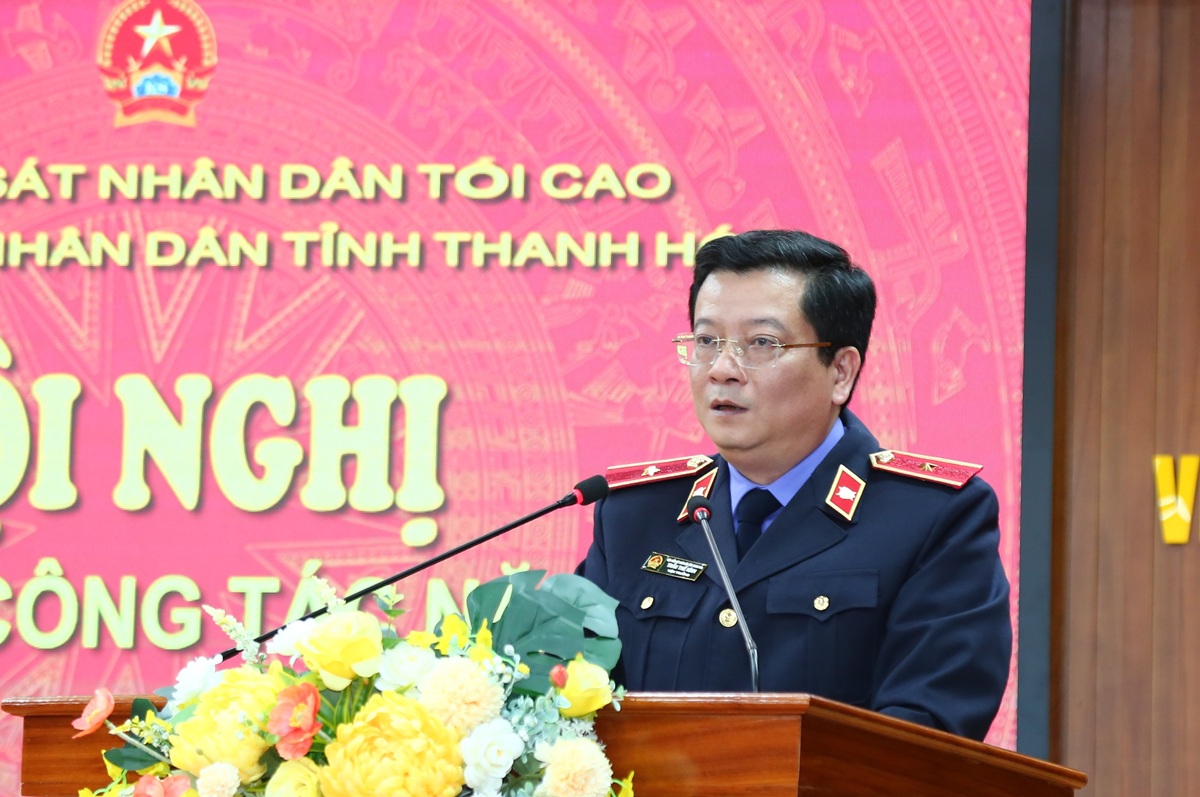 Ảnh: Đồng chí Trần Thế Kính, Tỉnh ủy viên, Bí thư Đảng ủy, Viện trưởng VKSND tỉnh Thanh Hóa thay mặt tập thể lãnh đạo VKSND tỉnh tiếp thu ý kiến chỉ đạo tại Hội nghị