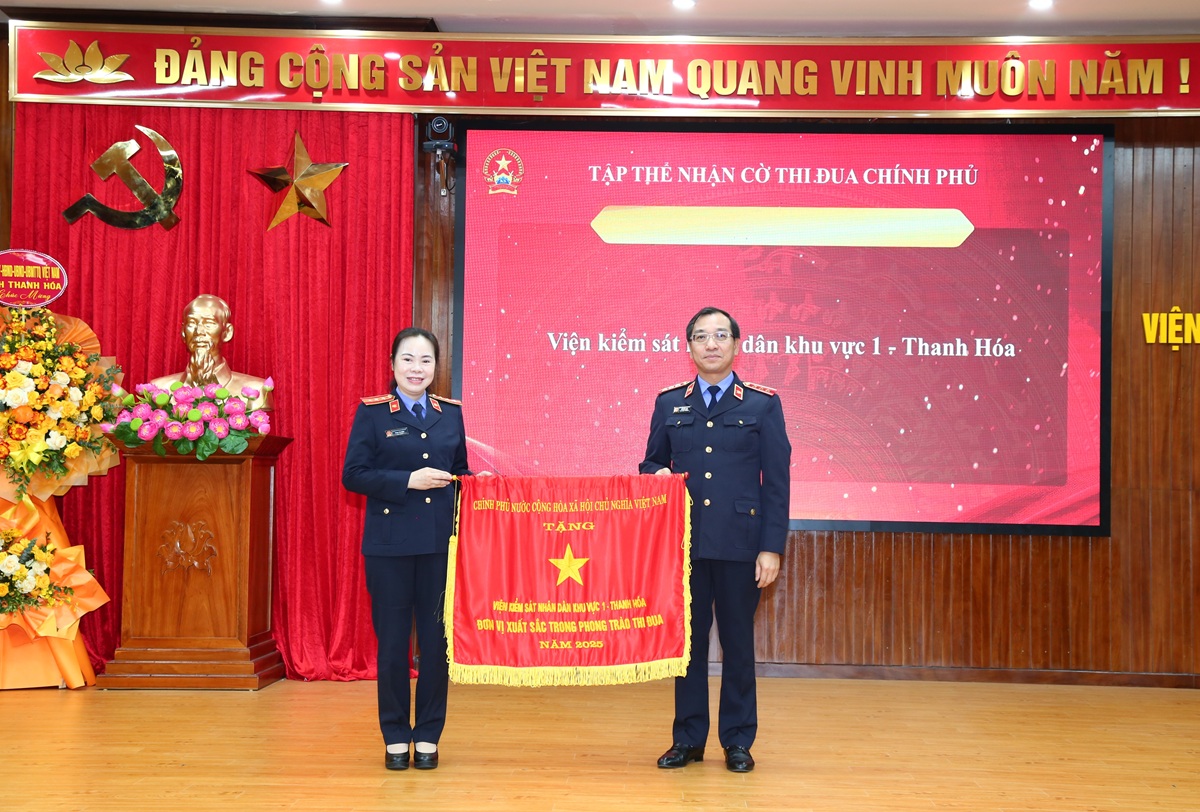 Ảnh: Đồng chí Hồ Đức Anh, Phó Viện trưởng VKSND tối cao  trao Cờ thi đua Chính phủ cho VKSND khu vực 1