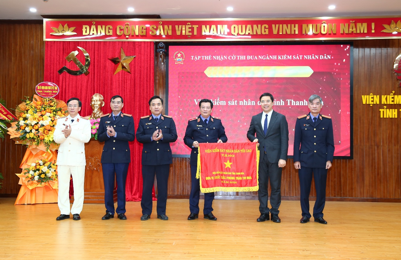 Ảnh: Đồng chí Nguyễn Hồng Phong, Phó Bí thư thường trực Tỉnh ủy Thanh Hóa trao Cờ thi đua Ngành Kiểm sát nhân dân cho VKSND tỉnh Thanh Hóa 