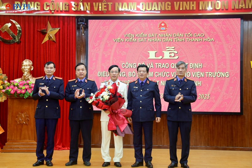 Lãnh đạo VKSND tỉnh Thanh Hoá tặng hoa chúc mừng.