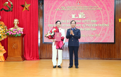 Đồng chí Hồ Đức Anh, Phó Bí thư Thường trực Đảng ủy, Phó Viện trưởng VKSND tối cao trao Quyết định và tặng hoa chúc mừng tân Phó Viện trưởng VKSND tỉnh Thanh Hóa.