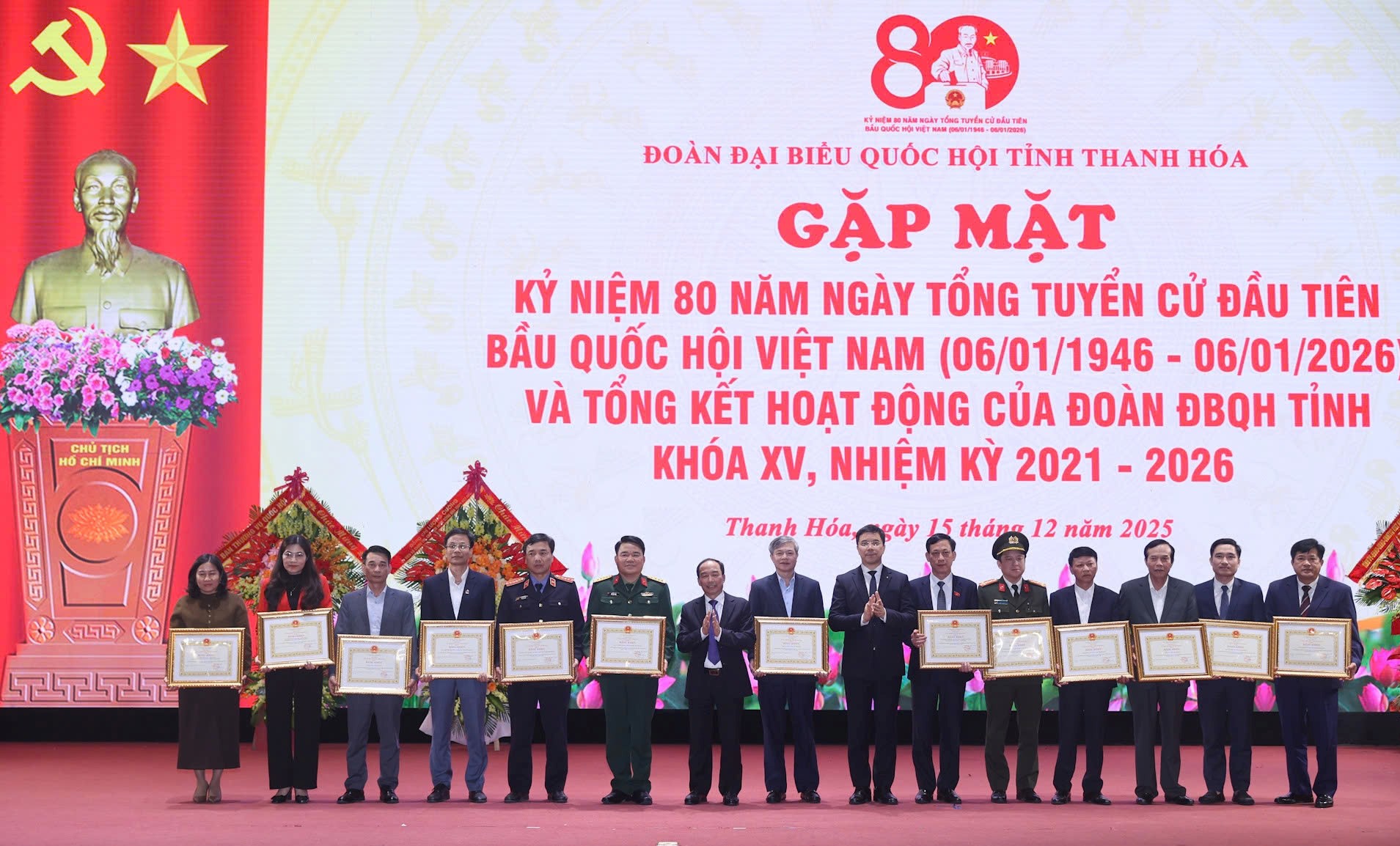 Ảnh: Đại diện Lãnh đạo VKSND tỉnh nhận Bằng khen tại buổi gặp mặt