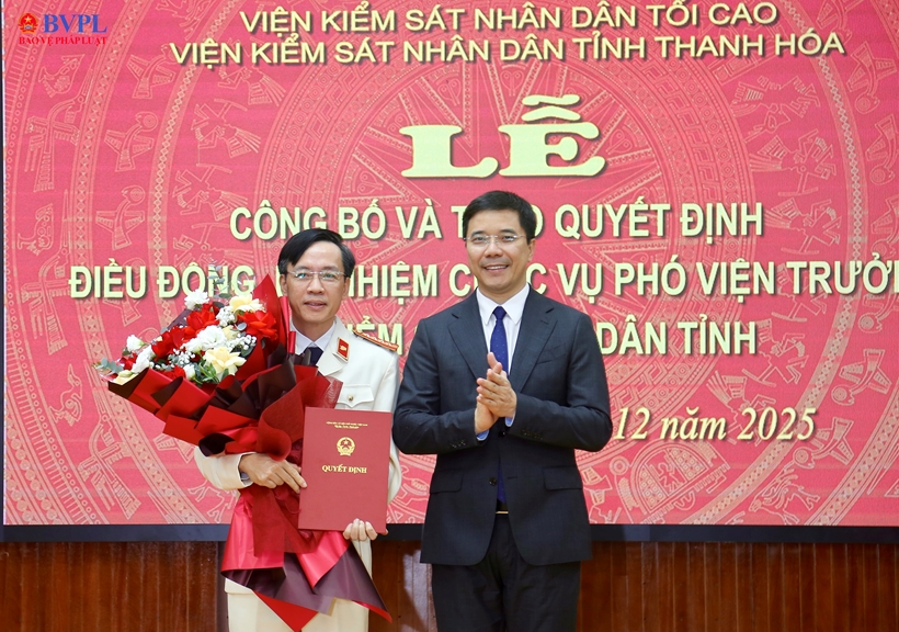 Đồng chí Nguyễn Hồng Phong, Phó Bí thư Thường trực Tỉnh ủy  tặng hoa chúc mừng tân Phó Viện trưởng VKSND tỉnh Thanh Hóa.