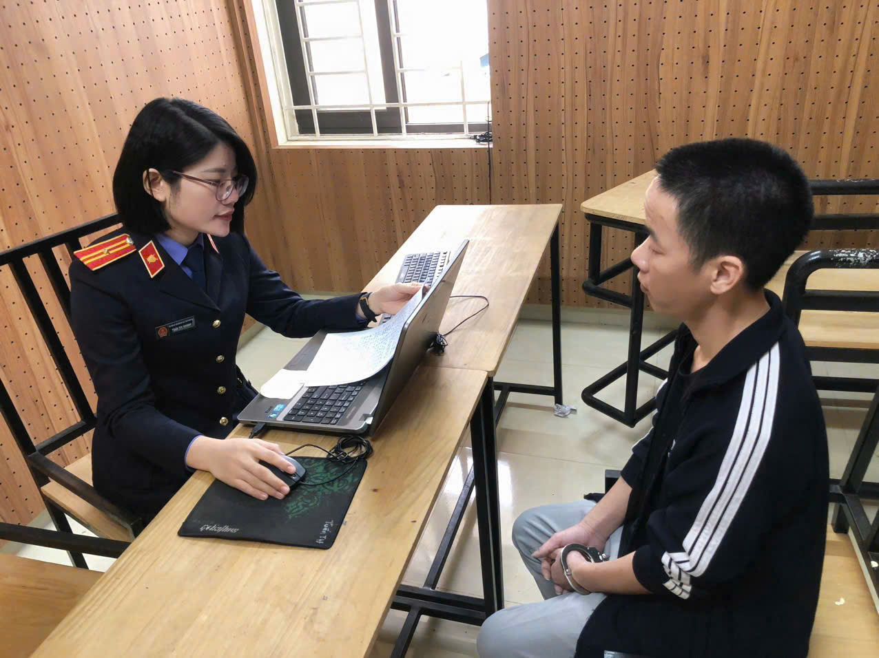 Ảnh: Kiểm sát viên VKSND khu vực 8 - Thanh Hoá trực tiếp hỏi cung bị can Đỗ Viết Chung