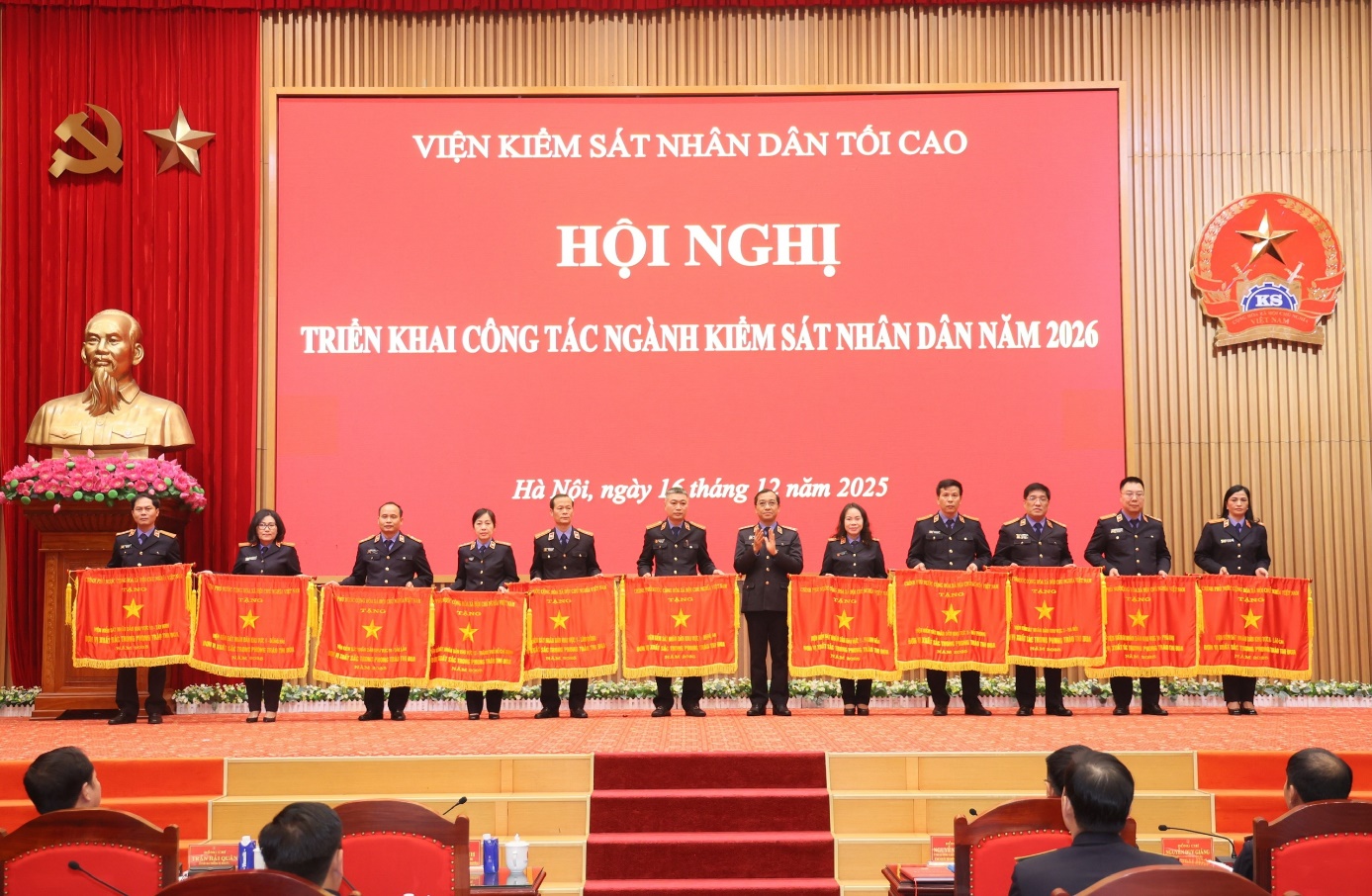 Ảnh: Đồng chí Hồ Đức Anh, Phó Viện trưởng VKSND tối cao trao Cờ thi đua của Chính phủ cho các tập thể tại Hội nghị triển khai công tác ngành Kiểm sát nhân dân năm 2026