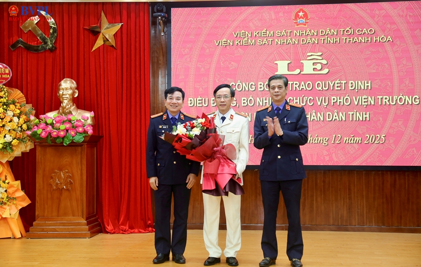 Lãnh đạo VKSND tỉnh Ninh Bình tặng hoa chúc mừng.