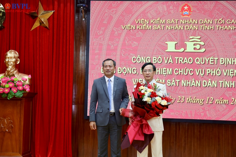 Đại diện Toà án nhân dân tỉnh Thanh Hoá tặng hoa chúc mừng.