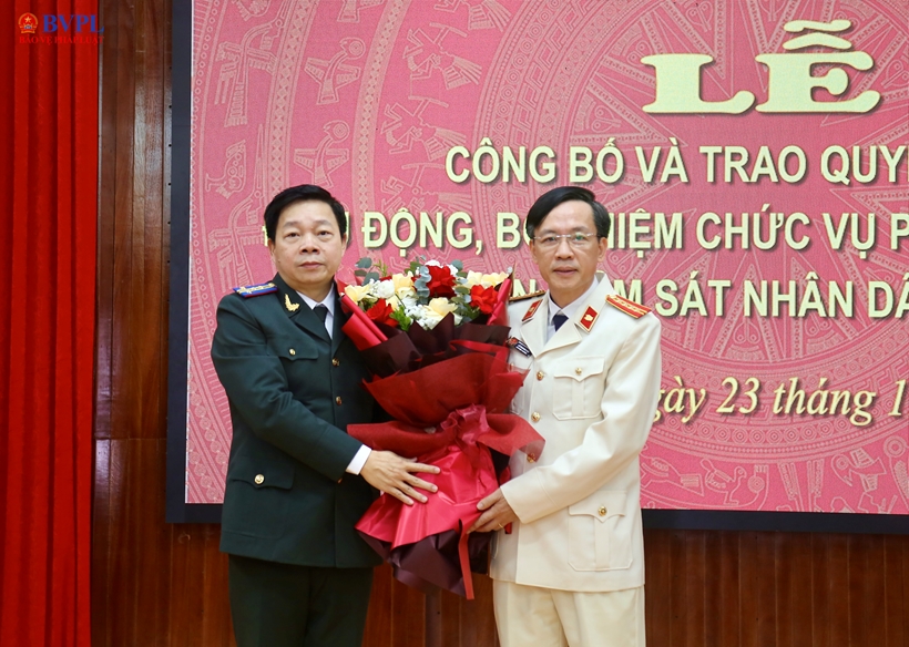 Đại diện Thi hành án dân sự tỉnh Thanh Hoá tặng hoa chúc mừng.