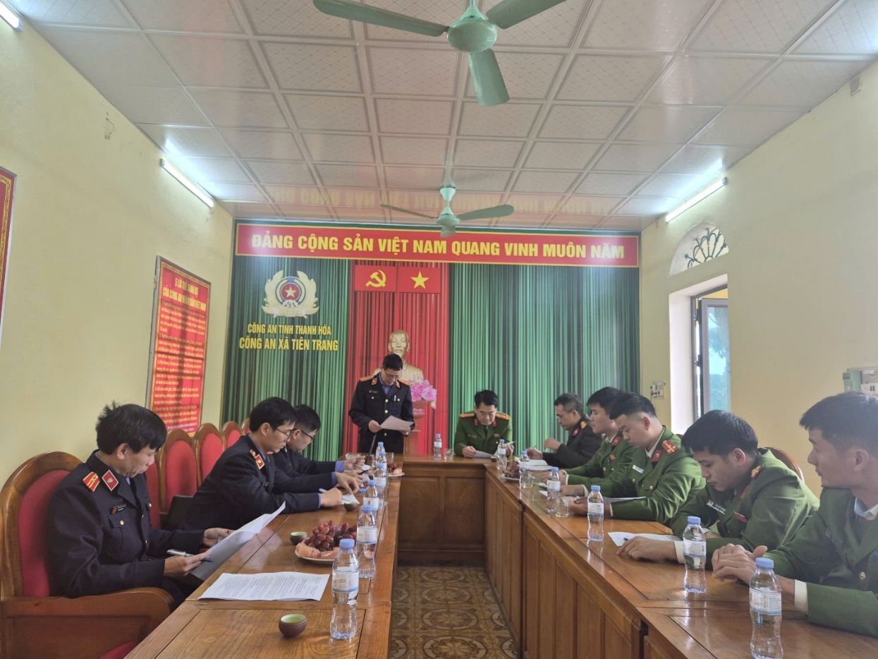 Ảnh: Đồng chí Trần Văn Việt, Phó Viện trưởng VKSND khu vực 2,  Trưởng đoàn, công bố Quyết định kiểm sát trực tiếp