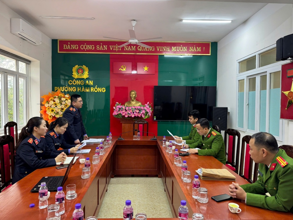 Ảnh: Đồng  chí Trưởng đoàn công bố dự thảo Kết luận  tại Công an phường Hàm Rồng