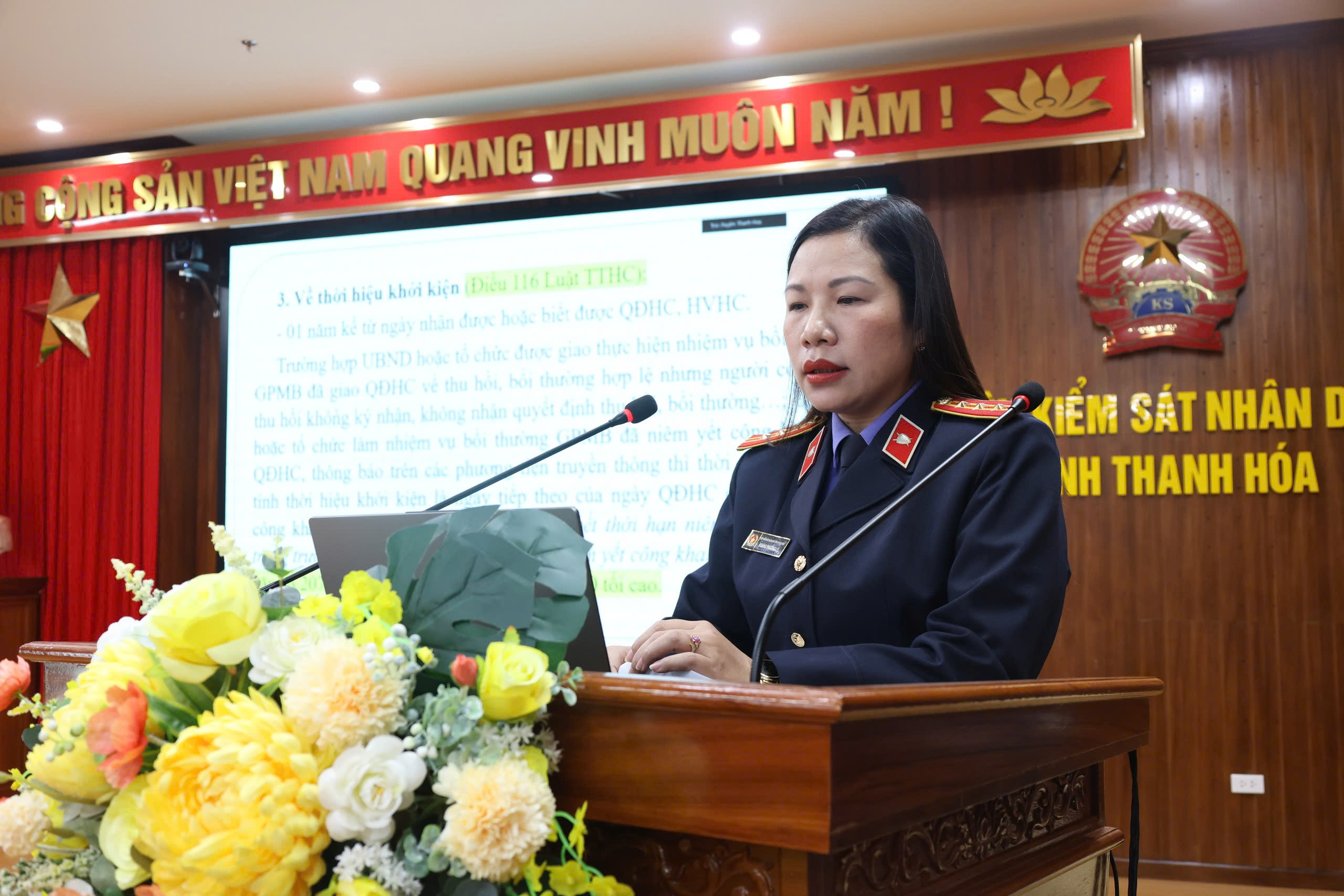 Ảnh: Đ/c Hoàng Phương Lý, Kiểm sát viên trung cấp trình bày  nội dung chuyên đề 2