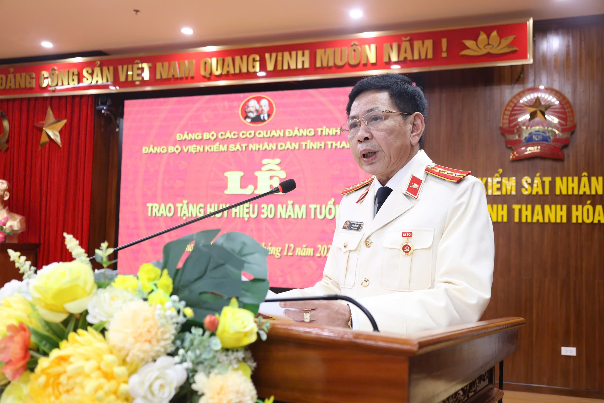 Đồng chí Lê Xuân Tiến, Bí thư Chi bộ, Trưởng phòng 8 VKSND tỉnh Thanh Hóa đại diện các đảng viên nhận Huy hiệu Đảng phát biểu cảm tưởng.