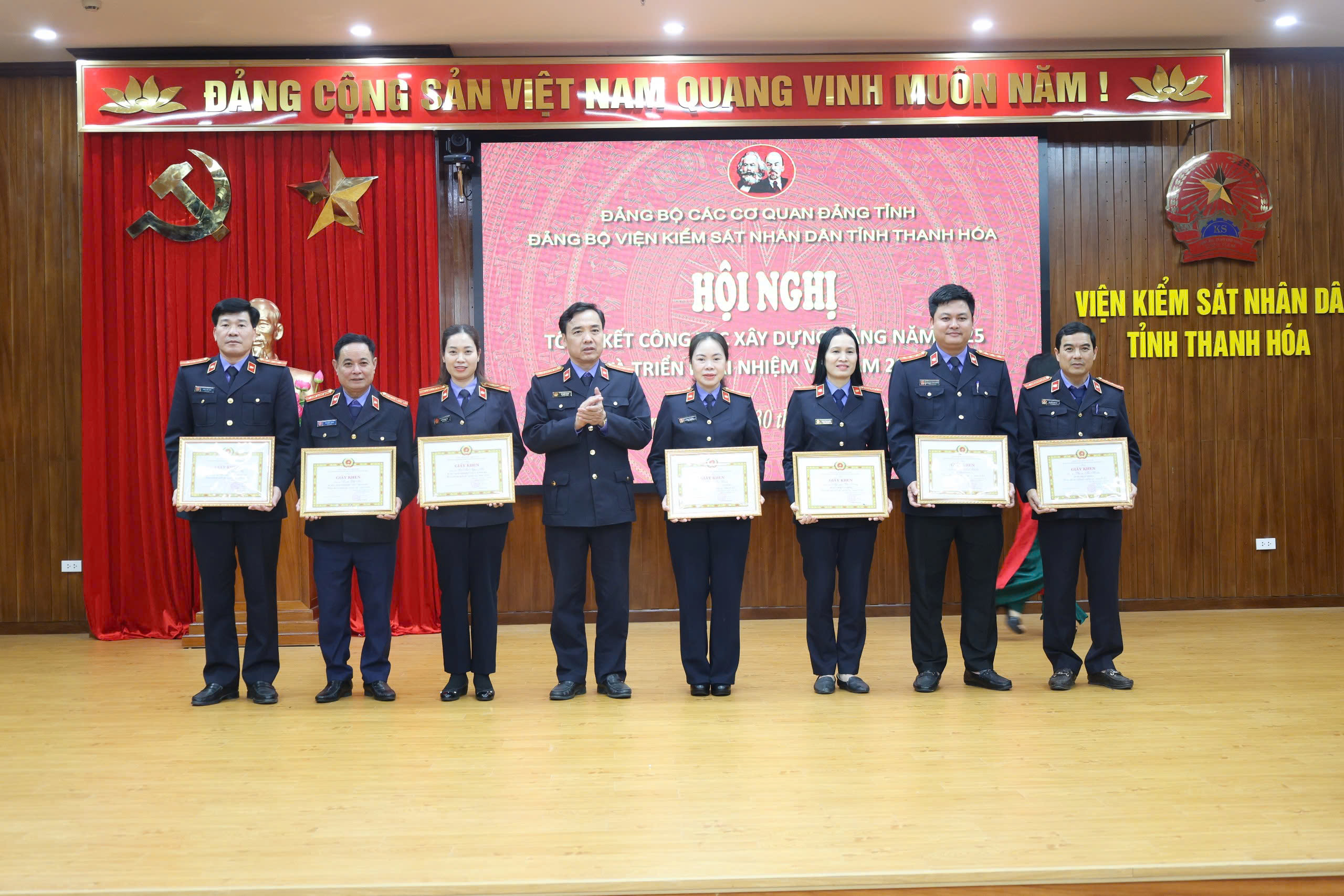 Đồng chí Vũ Xuân Thoan, Phó Bí thư Đảng uỷ, Phó Viện trưởng VKSND tỉnh tặng Giấy khen cho các Bí thư Chi bộ