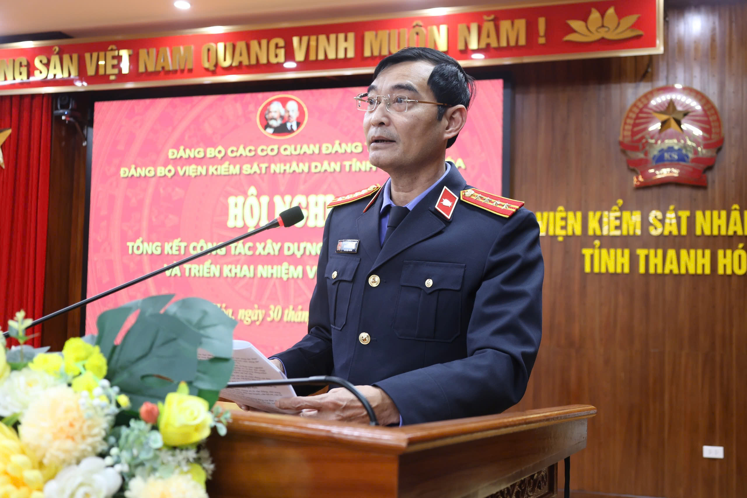 Đồng chí Nguyễn Đức Thanh, Uỷ viên Ban Thường vụ, Chủ nhiệm Uỷ ban Kiểm tra Đảng uỷ, Phó Viện trưởng VKSND tỉnh trình bày Báo cáo kết quả kiểm điểm, đánh giá, xếp loại chất lượng đối với tổ chức đảng, đảng viên VKSND hai cấp năm 2025