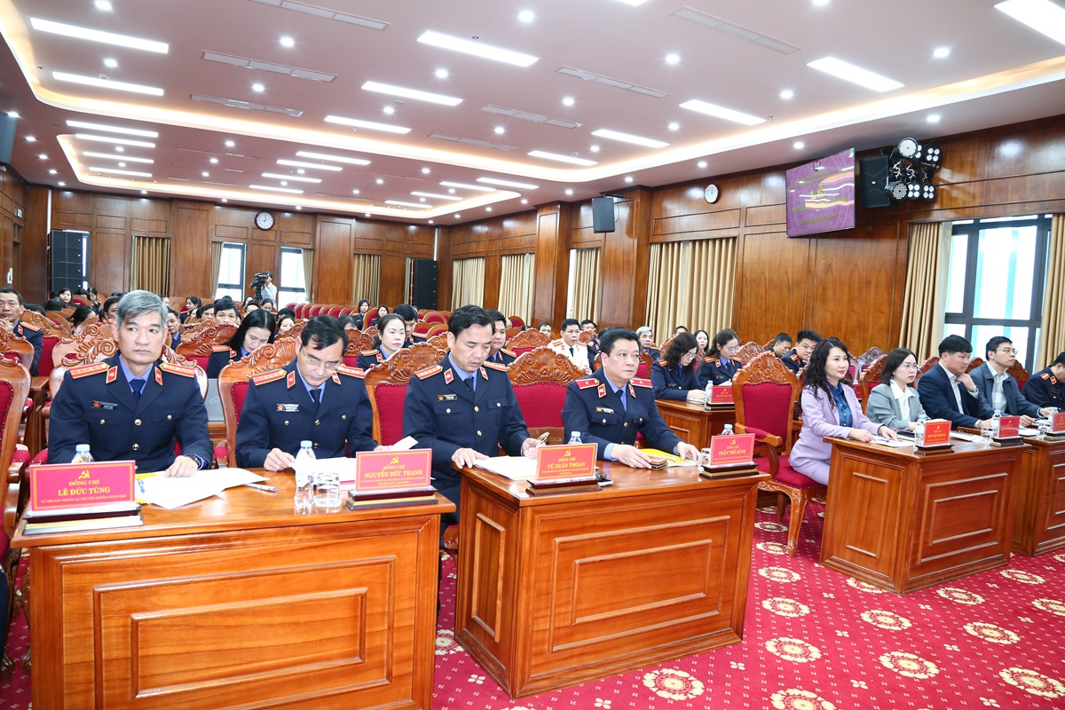 Vừa qua, Đảng bộ Viện kiểm sát nhân dân (VKSND) tỉnh Thanh Hoá long trọng tổ chức Lễ trao tặng Huy hiệu 30 năm tuổi Đảng cho 03 đồng chí đảng viên đủ tiêu chuẩn theo quy định của Điều lệ Đảng bằng hình thức trực tiếp kết hợp trực tuyến (kết nối từ điểm cầu VKSND tỉnh đến 13 điểm cầu VKSND khu vực).