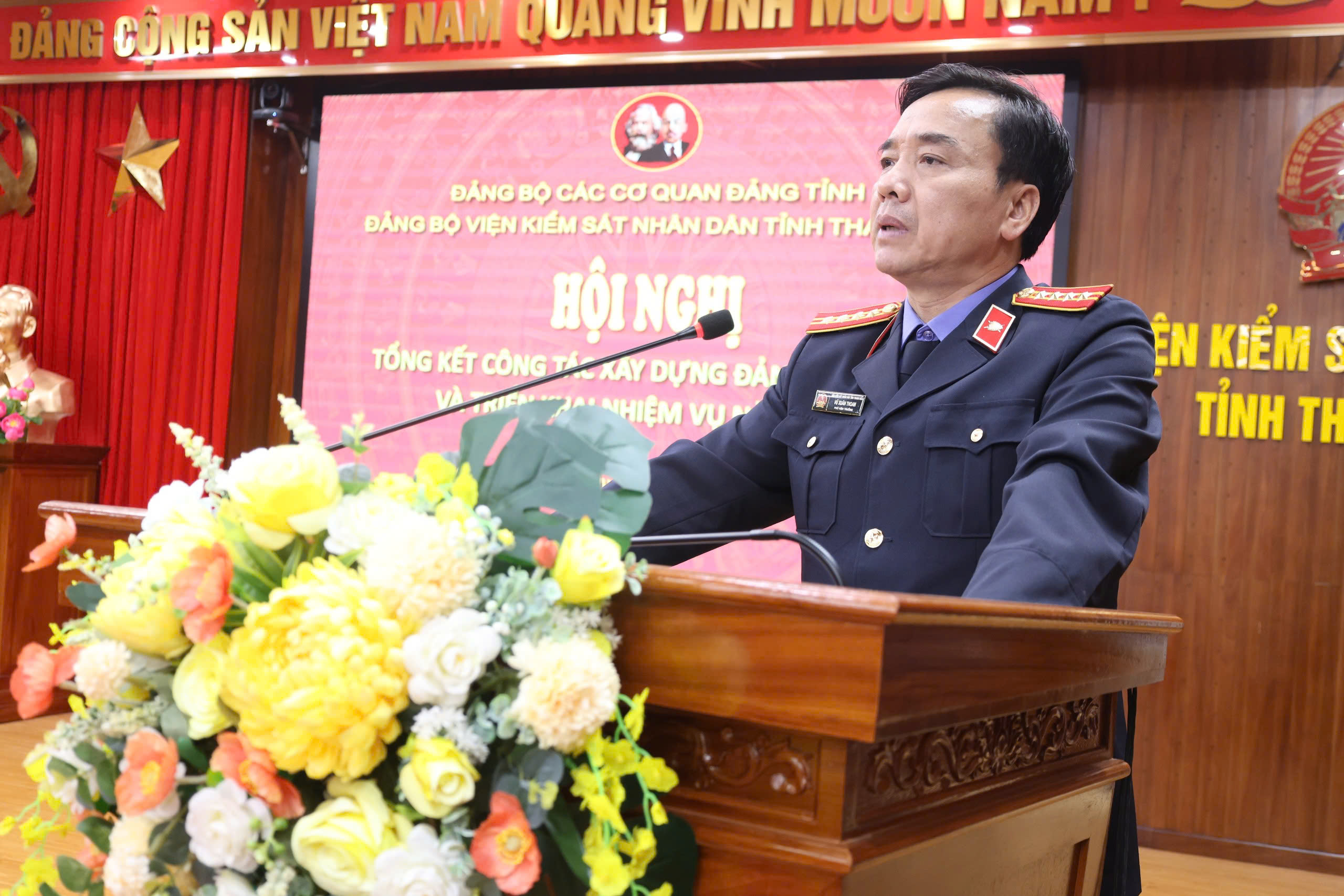 Đồng chí Vũ Xuân Thoan, Phó Bí thư Đảng uỷ, Phó Viện trưởng VKSND tỉnh Thanh Hóa  công bố Quyết định tặng Huy hiệu 30 năm tuổi Đảng cho 03 đảng viên