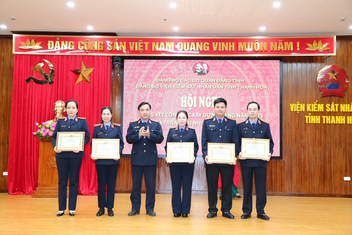 Đồng chí Vũ Xuân Thoan, Phó Bí thư Đảng uỷ, Phó Viện trưởng VKSND tỉnh tặng Giấy khen cho các Chi bộ