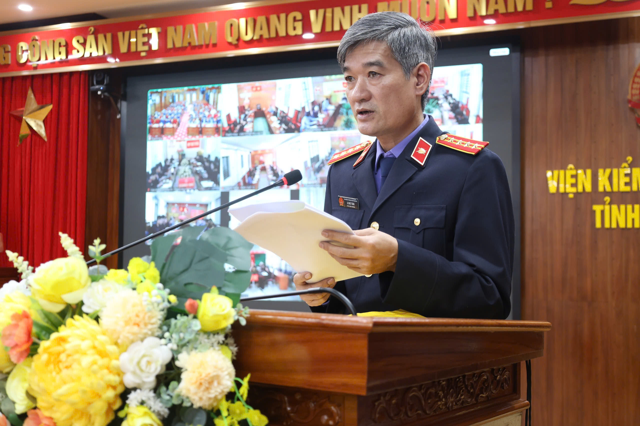 Đồng chí Lê Đức Tùng, Uỷ viên Ban Thường vụ Đảng uỷ, Phó Viện trưởng VKSND tỉnh  trình bày tóm tắt Báo cáo tại Hội nghị