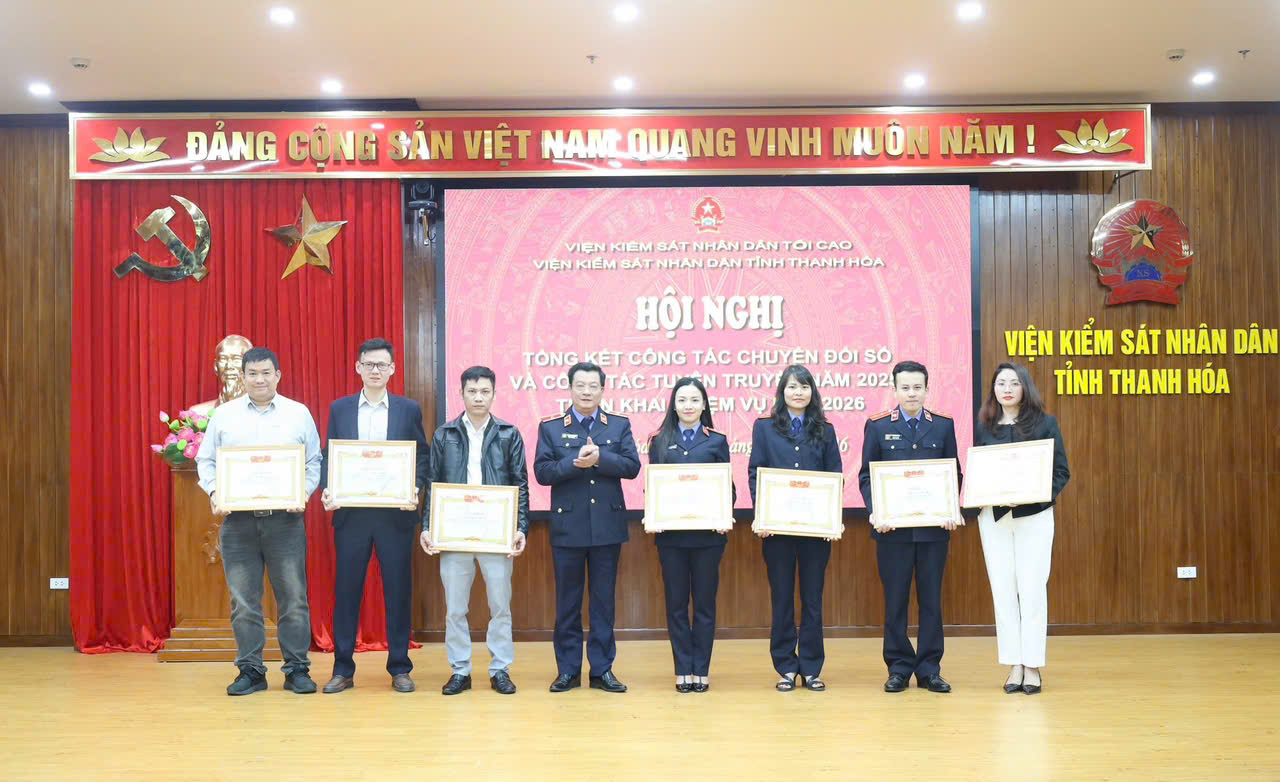 Đồng chí Trần Thế Kính, Tỉnh ủy viên, Viện trưởng VKSND tỉnh Thanh Hóa trao Giấy khen cho các cá nhân có thành tích trong phối hợp thực hiện nhiệm vụ