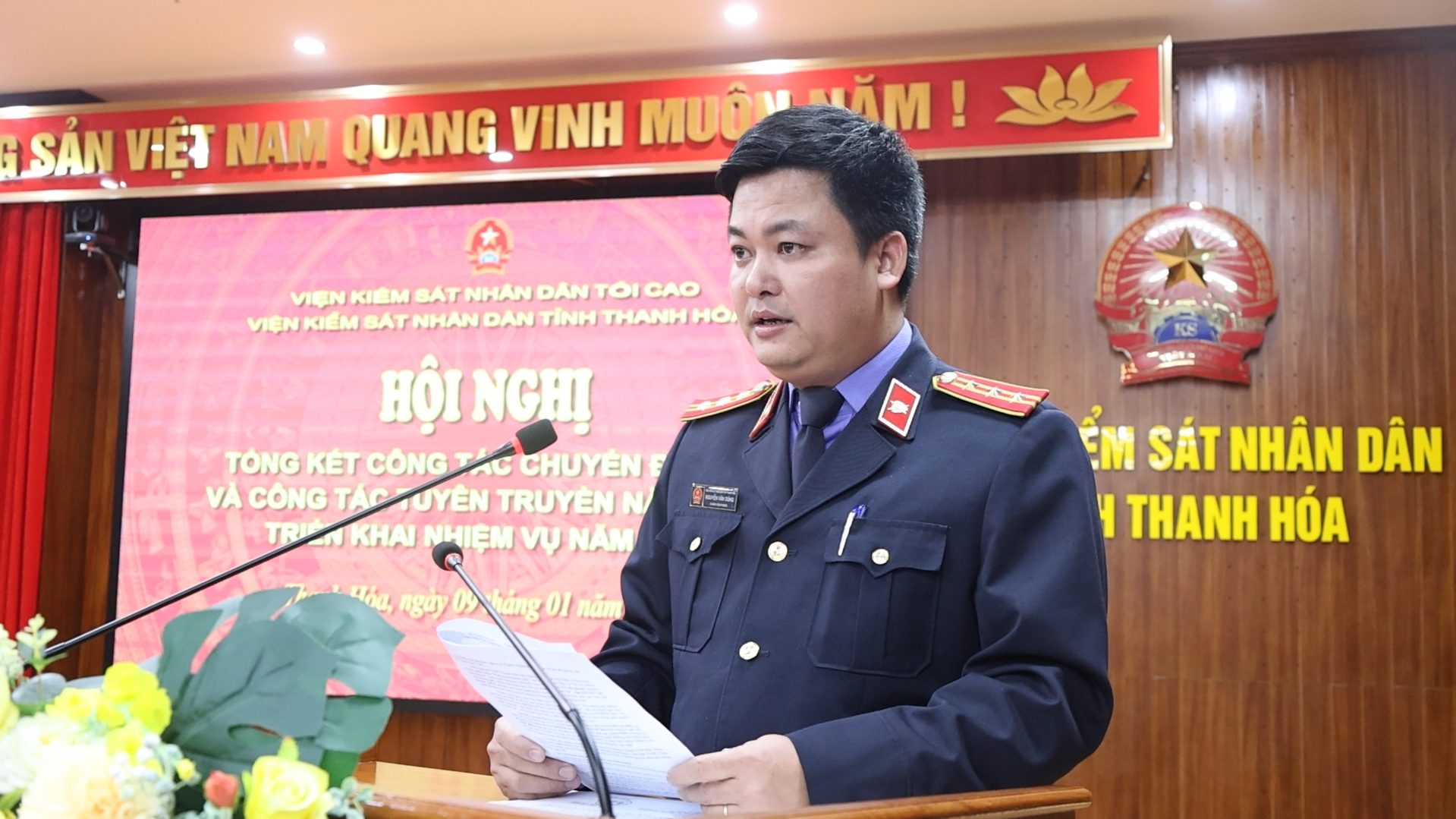 Ảnh: Đồng chí Nguyễn Văn Dũng, Chánh Văn phòng thông báo tóm tắt kết quả công tác chuyển đổi số, tuyền truyền năm 2025 của VKSND tỉnh Thanh Hóa