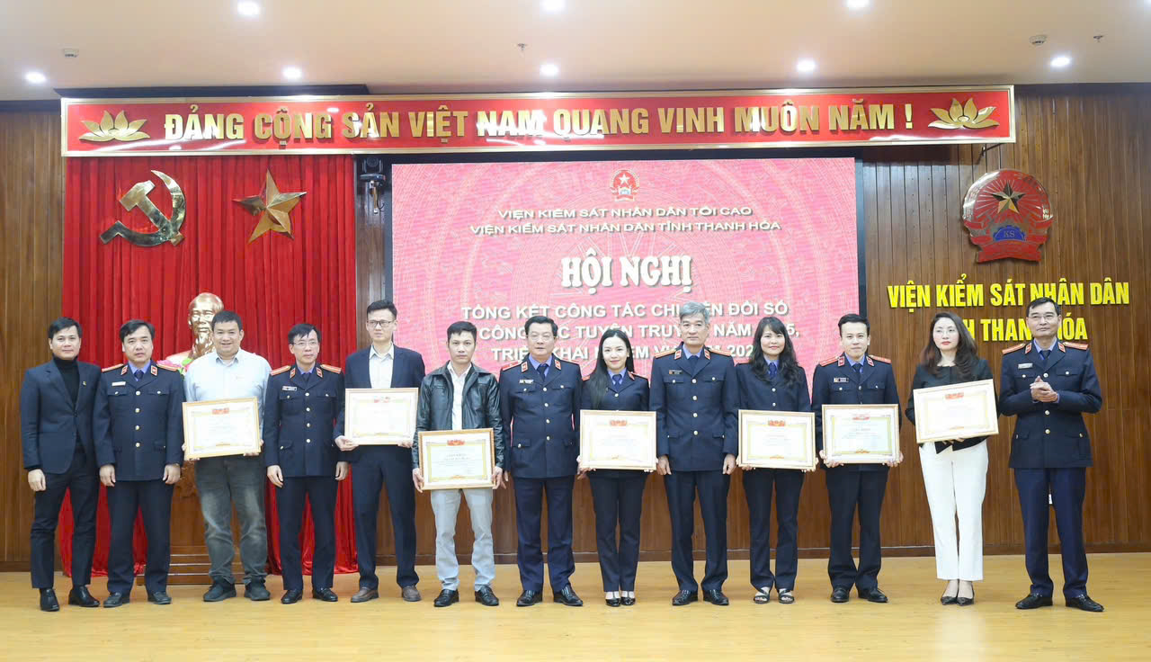 Các đại biểu chụp ảnh lưu niệm với các cá nhân được khen thưởng