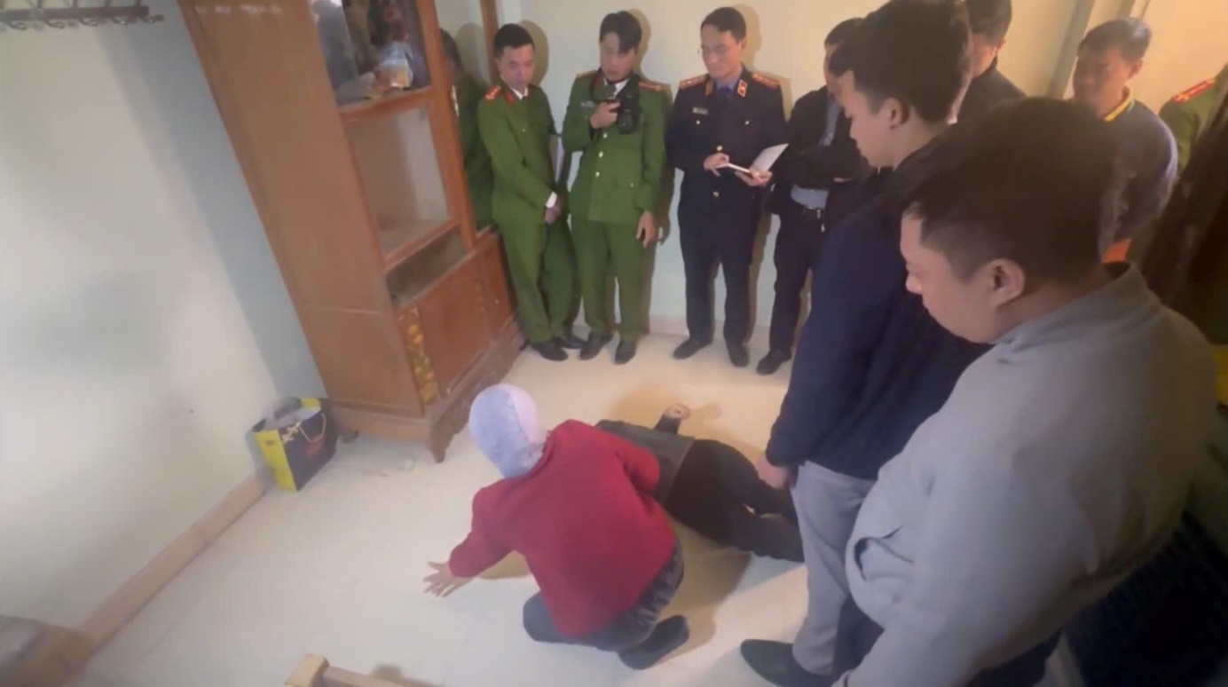 Ảnh: Kiểm sát viên VKSND tỉnh kiểm sát hoạt động thực nghiệm điều tra tại nơi xảy ra vụ án