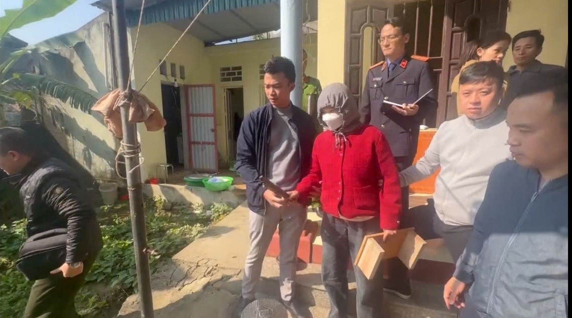 Ảnh: Đối tượng Đinh Thị Kim đang diễn hại cảnh vứt hung khí  sau khi gây án