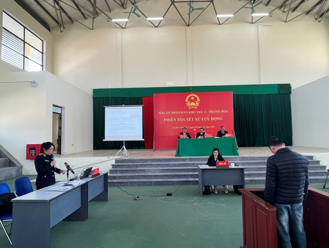 Ảnh: Kiểm sát viên VKSND khu vực 2 thực hành quyền công tố và kiểm sát xét xử vụ Trần Xuân Hạnh