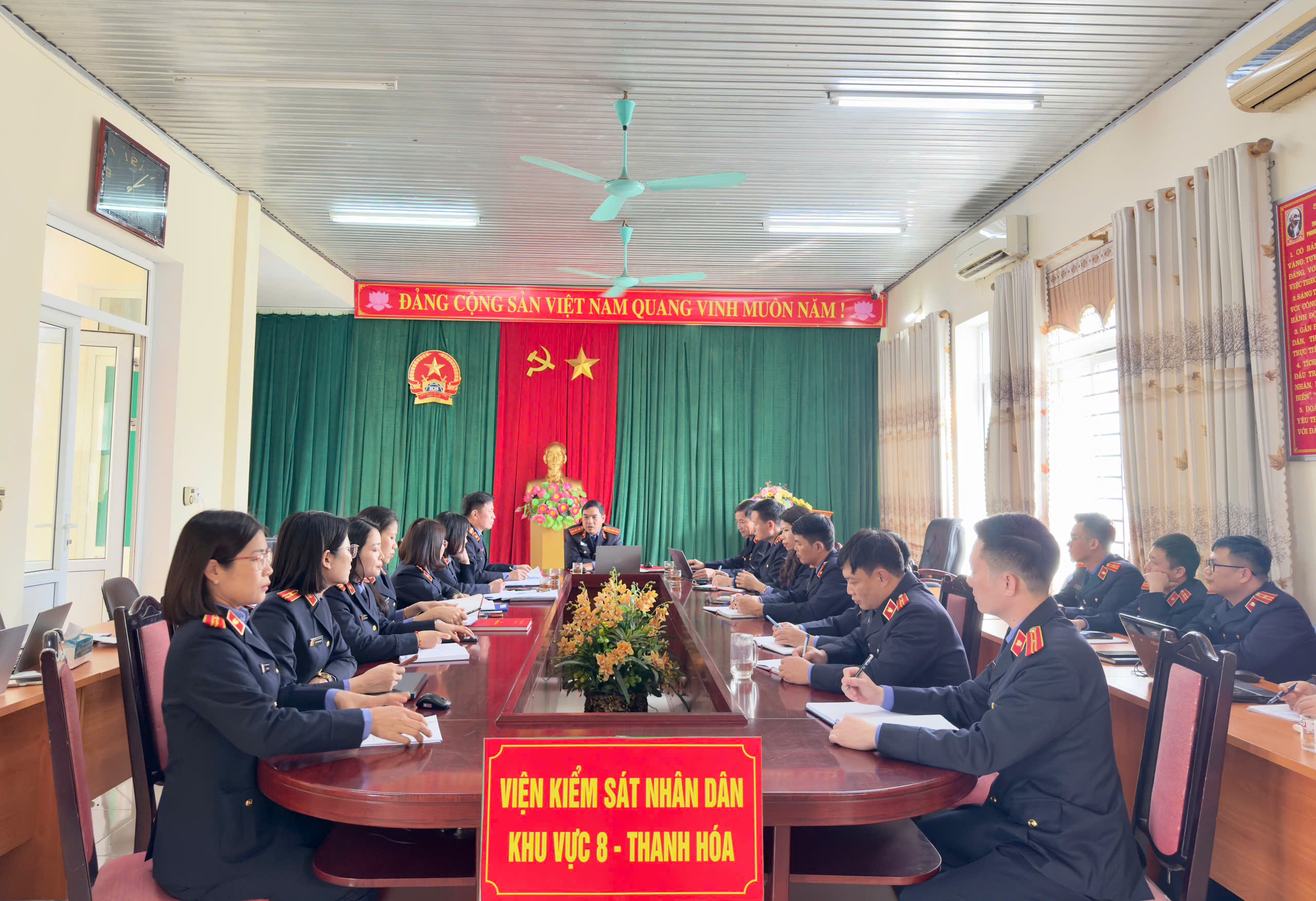 Hình ảnh: VKSND khu vực 8 giao ban công tác hàng tuần