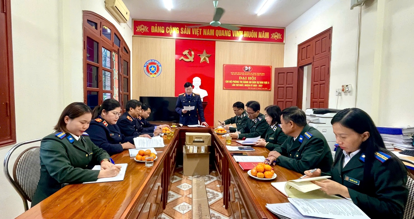 Ảnh: Đồng chí Phạm Văn Dũng, Phó Viện trưởng VKSND khu vực 5,  Trưởng đoàn, công bố Quyết định kiểm sát trực tiếp