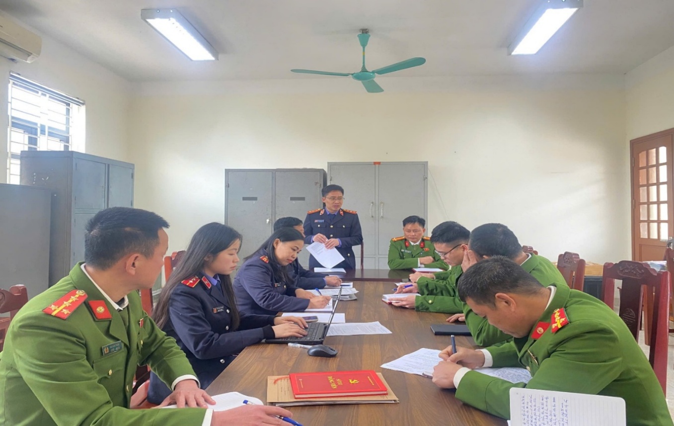 Ảnh: Đồng chí Nguyễn Quốc Tú, Viện trưởng VKSND khu vực 13,  Trưởng đoàn, công bố Quyết định kiểm sát trực tiếp