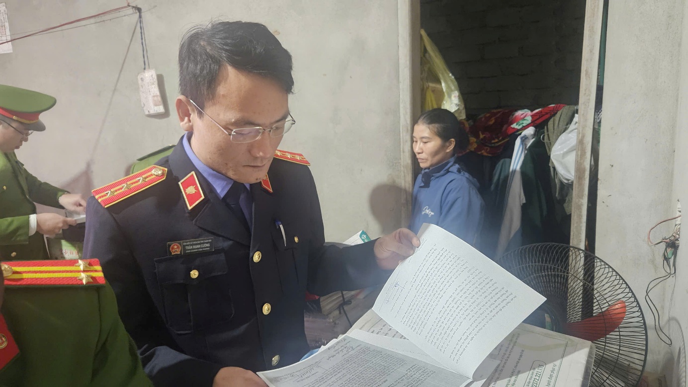 Ảnh: Kiểm sát viên kiểm sát việc khám xét tài liệu tại nơi ở của bị can