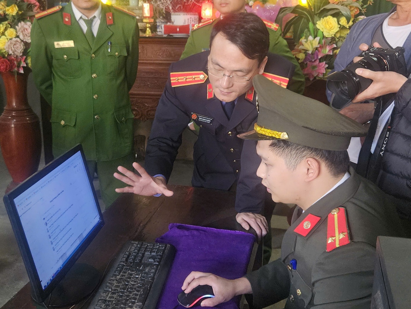 Ảnh: Kiểm sát viên kiểm sát việc khám xét tài liệu tại nơi ở của bị can