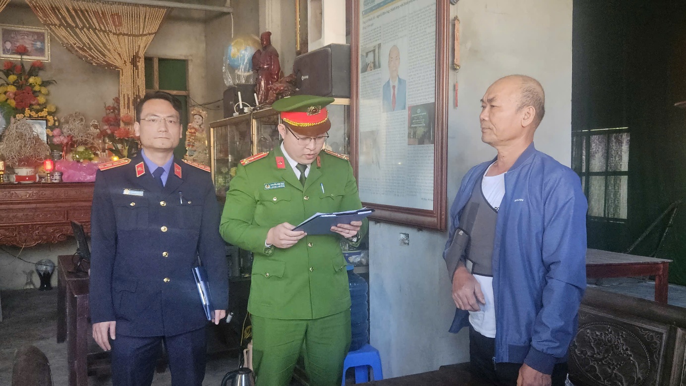 Ảnh: Kiểm sát viên VKSND tỉnh Thanh Hóa kiểm sát việc tống đạt quyết định tố tụng của Cơ quan CSĐT đối với bị can Lê Minh Vũ