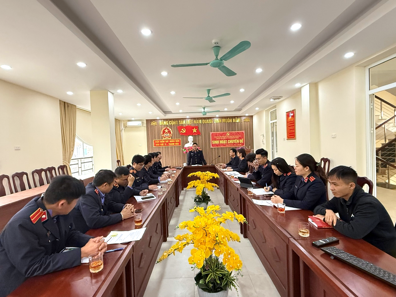 Ảnh: Toàn cảnh Hội nghị sinh hoạt chuyên đề của Chi bộ