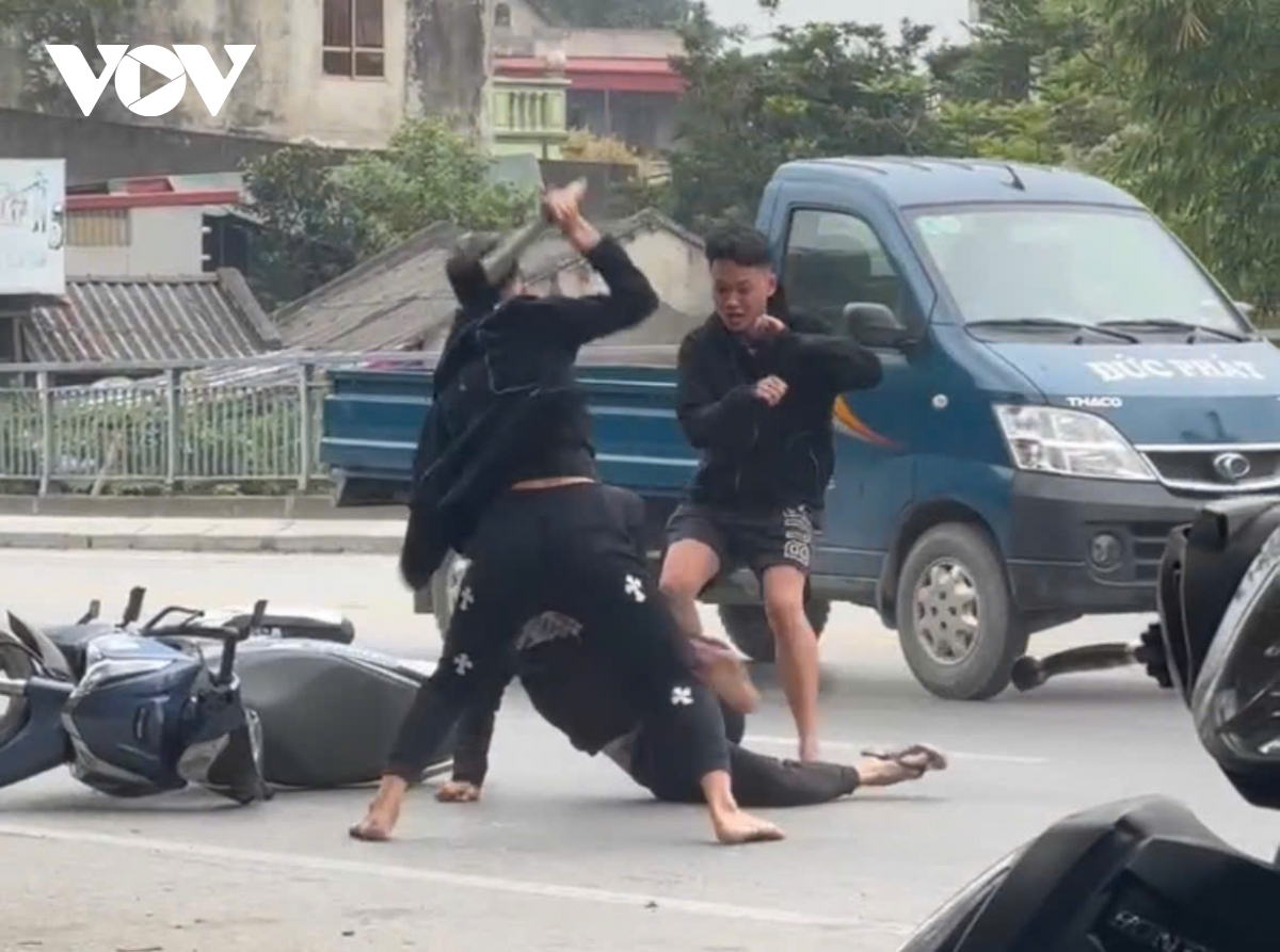 Hình ảnh minh họa hành vi dùng dao gây thương tích