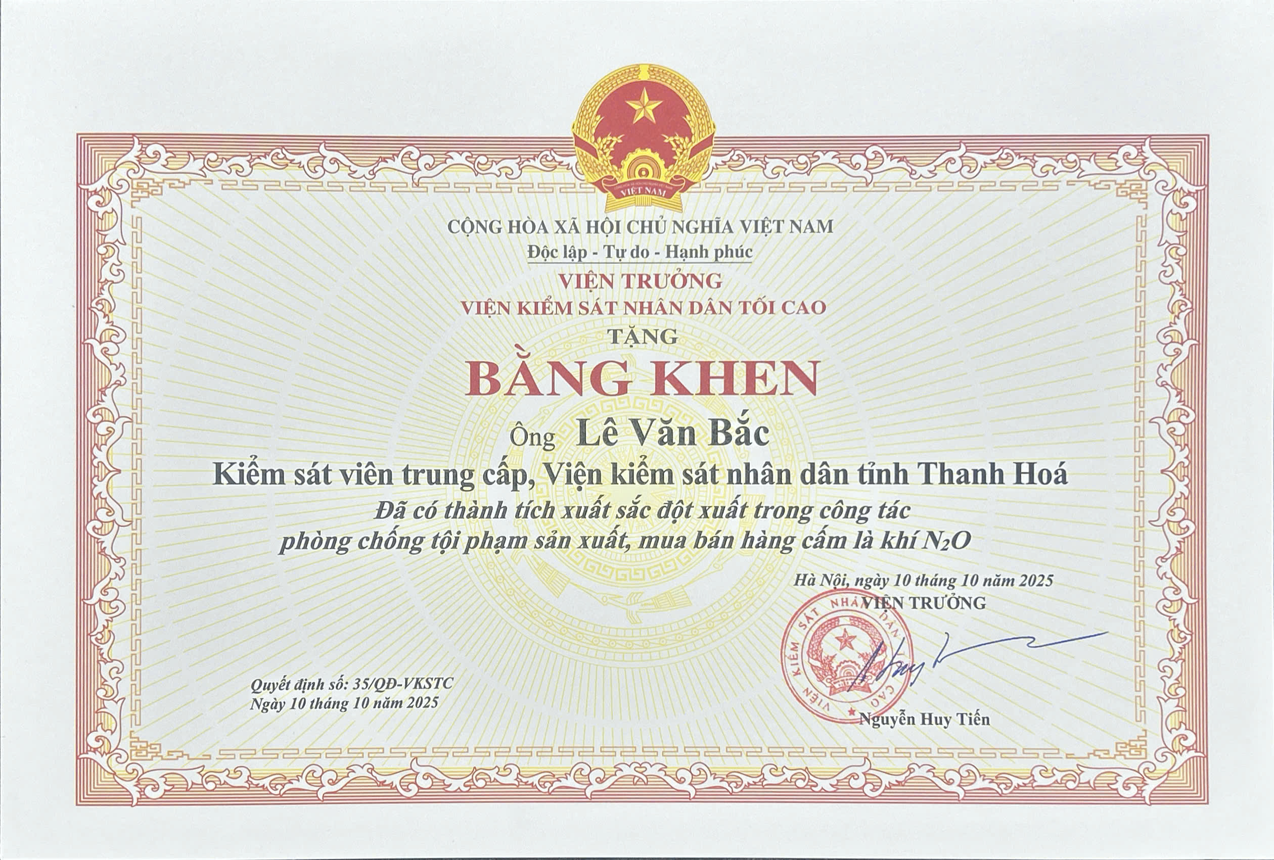 Ảnh: Bằng khen của Viện trưởng VKSND tối cao khen thưởng đột xuất cho đồng chí Lê Văn Bắc, KSVTC Phòng 1 VKSND tỉnh Thanh Hóa