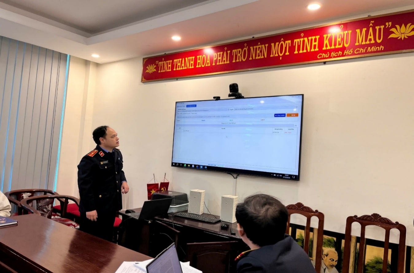 Ảnh: Đồng chí Bùi Thanh Hưng, Kiểm sát viên hướng dẫn sử dụng các tính năng của phần mềm